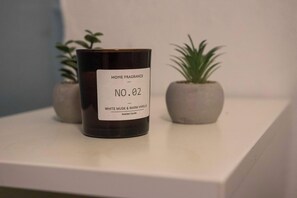 Shower, towels, shampoo - Charming 2BR Tromso Home Wi-Fi & heater (Tromsø)