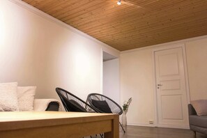 Interior - Charming 2BR Tromso Home Wi-Fi & heater (Tromsø)