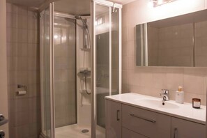 Douche, serviettes fournies, shampoing