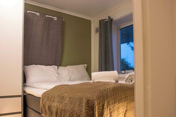 2 bedrooms, travel cot, WiFi, bed sheets