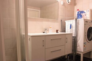 Interior - Charming 2BR Tromso Home Wi-Fi & heater (Tromsø)