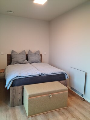 2 bedrooms, WiFi, bed sheets - Vacation home in the Vulkaneifel. Close to the Maare and the Nürburgring (Schönbach)