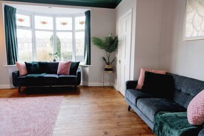 Smart TV, fireplace, offices - Enjoy a comfortable stay at Bowling Terrace. A stylish, spacious, centrally located home from home by Above Rubies in Central Skipton - The gateway to the Yorkshire Dales! (Skipton)