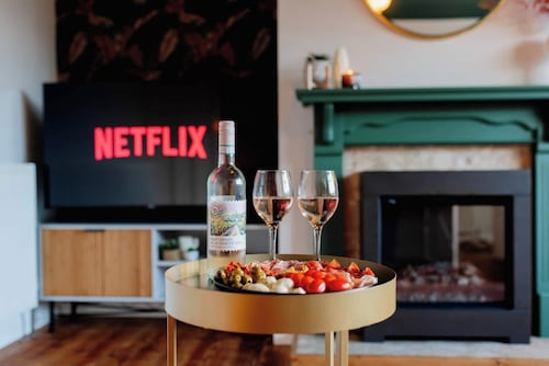 Stylish 3 bed house in Skipton sleeping up to 5. Dog friendly, free parking, short walk to train station, 15‑minute canal stroll into town. Full kitchen, smart TV with Netflix & Virgin TV, modern bedrooms and contemporary bathroom.