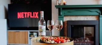 Stylish 3 bed house in Skipton sleeping up to 5. Dog friendly, free parking, short walk to train station, 15‑minute canal stroll into town. Full kitchen, smart TV with Netflix & Virgin TV, modern bedrooms and contemporary bathroom.