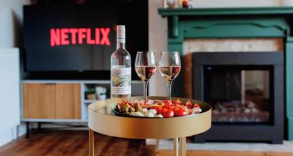 Stylish 3 bed house in Skipton sleeping up to 5. Dog friendly, free parking, short walk to train station, 15‑minute canal stroll into town. Full kitchen, smart TV with Netflix & Virgin TV, modern bedrooms and contemporary bathroom.