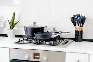 Kjøleskap, mikrobølgeovn, ovn og kokeplater