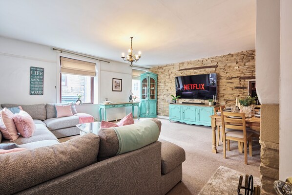 Smart TV, fireplace - Luxury 3‑bed apartment on Haworth’s famous Main Street. Light‑filled lounge with large, deep sofas, wood burner and 75" smart TV with Netflix, plus high‑end kitchen. Hotel‑quality beds and linen, parking, patio, bike store and dog friendly. (Haworth)