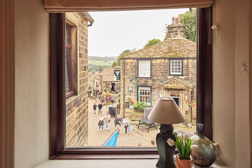 Luxury 3‑bed apartment on Haworth’s famous Main Street. Light‑filled lounge with large, deep sofas, wood burner and 75" smart TV with Netflix, plus high‑end kitchen. Hotel‑quality beds and linen, parking, patio, bike store and dog friendly.