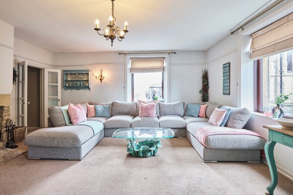 Smart TV, fireplace - Luxury 3‑bed apartment on Haworth’s famous Main Street. Light‑filled lounge with large, deep sofas, wood burner and 75" smart TV with Netflix, plus high‑end kitchen. Hotel‑quality beds and linen, parking, patio, bike store and dog friendly. (Haworth)