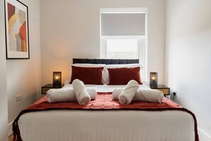 2 quartos, ferros/tábuas de passar roupa, berço de viagem