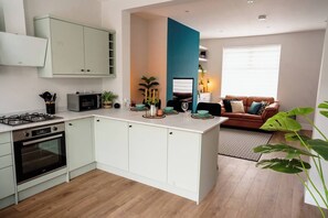 ثلاجة، ميكروويف، فرن، موقد طهي مسطح