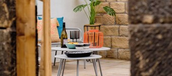 Modern 2 bed cottage in Skipton sleeping up to 5. Free on‑street parking, short walk to train station, 15‑minute canal stroll into town. Open‑plan living, full kitchen, smart TV with Netflix & Virgin TV, stylish bedrooms and full modern bathroom.