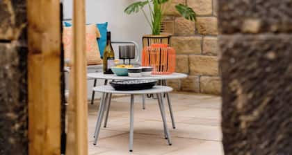 Modern 2 bed cottage in Skipton sleeping up to 5. Free on‑street parking, short walk to train station, 15‑minute canal stroll into town. Open‑plan living, full kitchen, smart TV with Netflix & Virgin TV, stylish bedrooms and full modern bathroom.