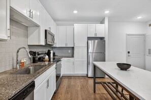 Private kitchen - 2 BR Apt /King Bed /Pool /Gym/Clse 2 Beach/Mayo (Jacksonville)