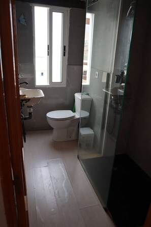Shower, hair dryer, towels, soap - The little blue house (Castell de Ferro)
