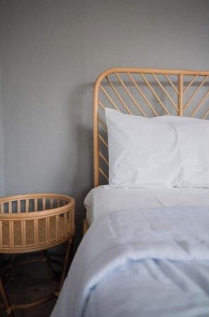 2 bedrooms, internet, bed sheets