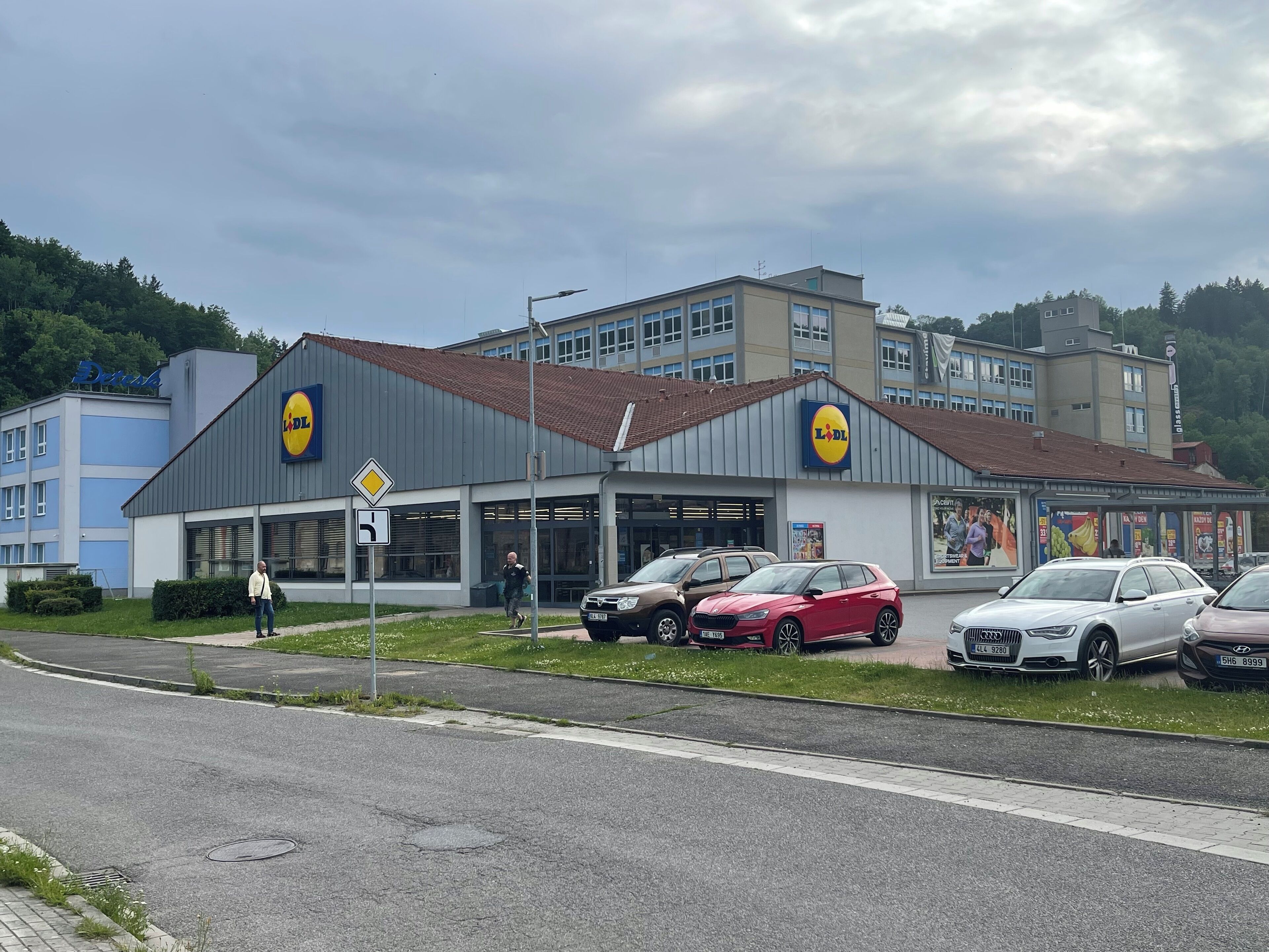 Un supermarché Lidl doté d’un parking et d’un passage piéton.