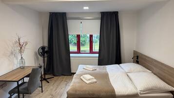 1 habitación, caja de seguridad en la habitación y escritorio
