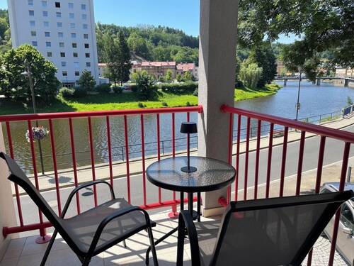 1-Bedroom Apartment with River View - Bohemian Paradise/Free Bikes