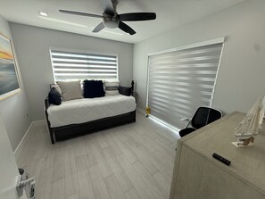 4 عدّة غرف نوم ومكواة/لوح كي وخدمة الإنترنت وملاءات أسرّة