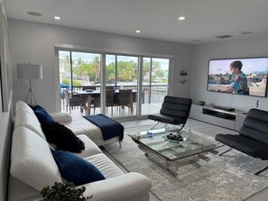 Smart TV, fireplace, table tennis, stereo