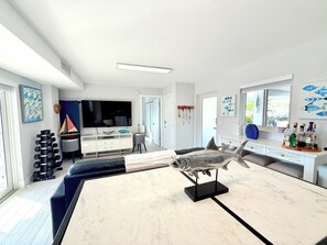Smart TV, chimenea, tenis de mesa y estéreo 