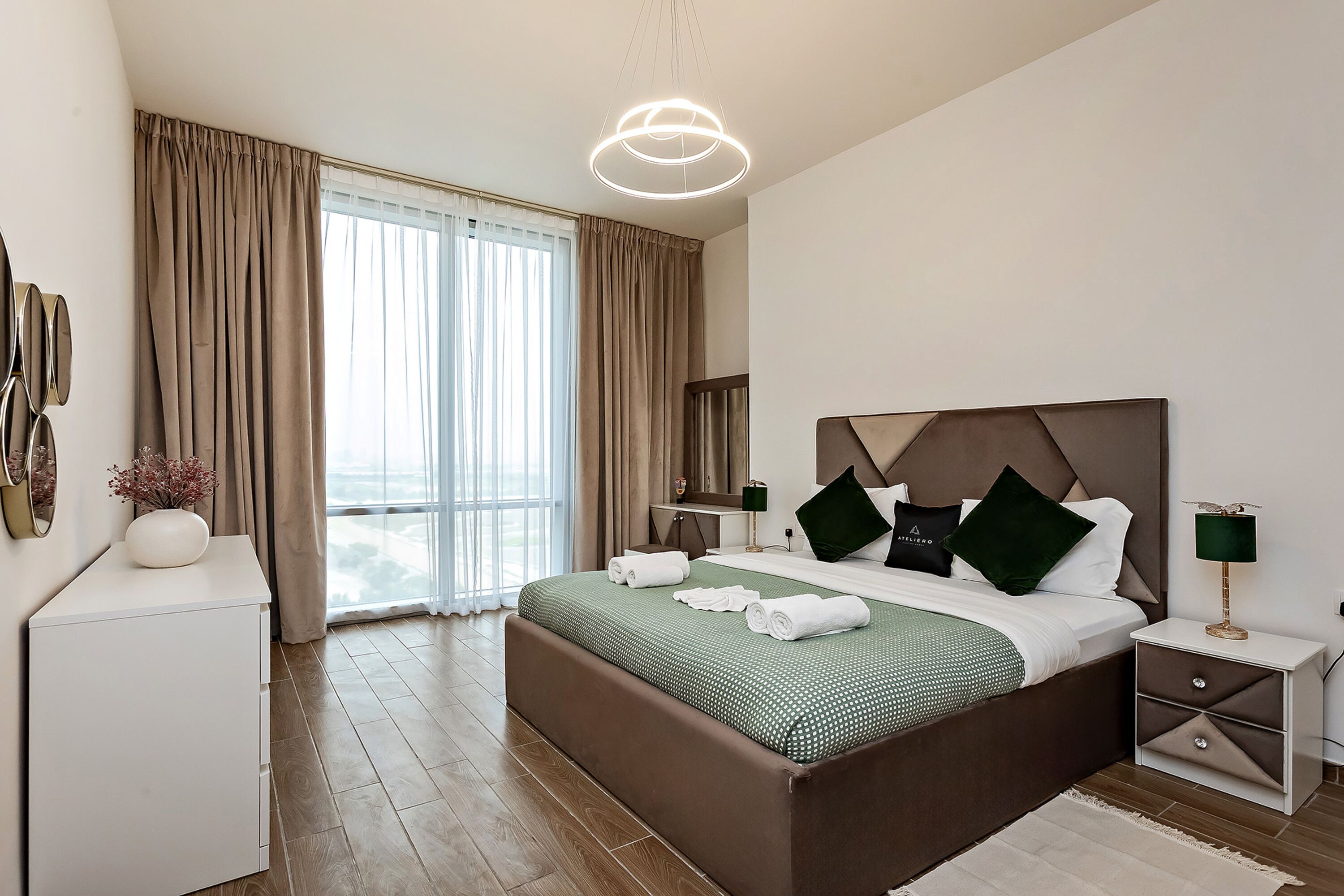 Apartamento superior, 1 habitación, balcón, vistas a la piscina | Caja fuerte, cortinas opacas, tabla de planchar con plancha