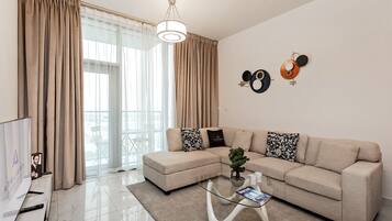 Apartamento superior, 1 habitación, balcón, vistas a la piscina | Sala de estar