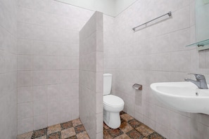 Deluxe tweepersoonskamer | Badkamer | Een douche, handdoeken