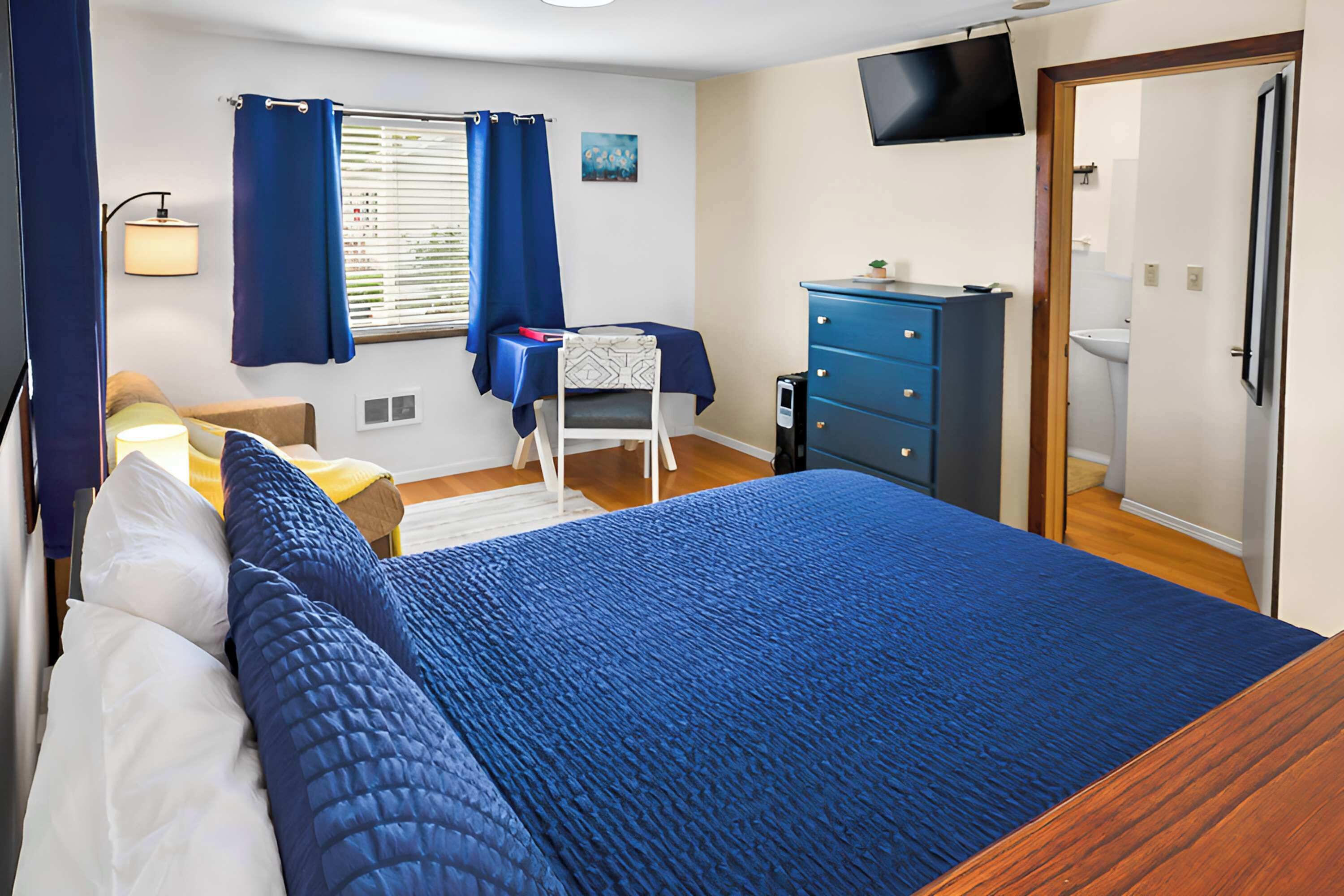 Travel crib, WiFi, bed sheets