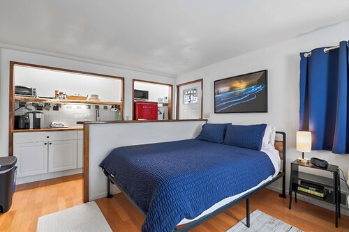 Nestled across from beach, find a versatile studio.