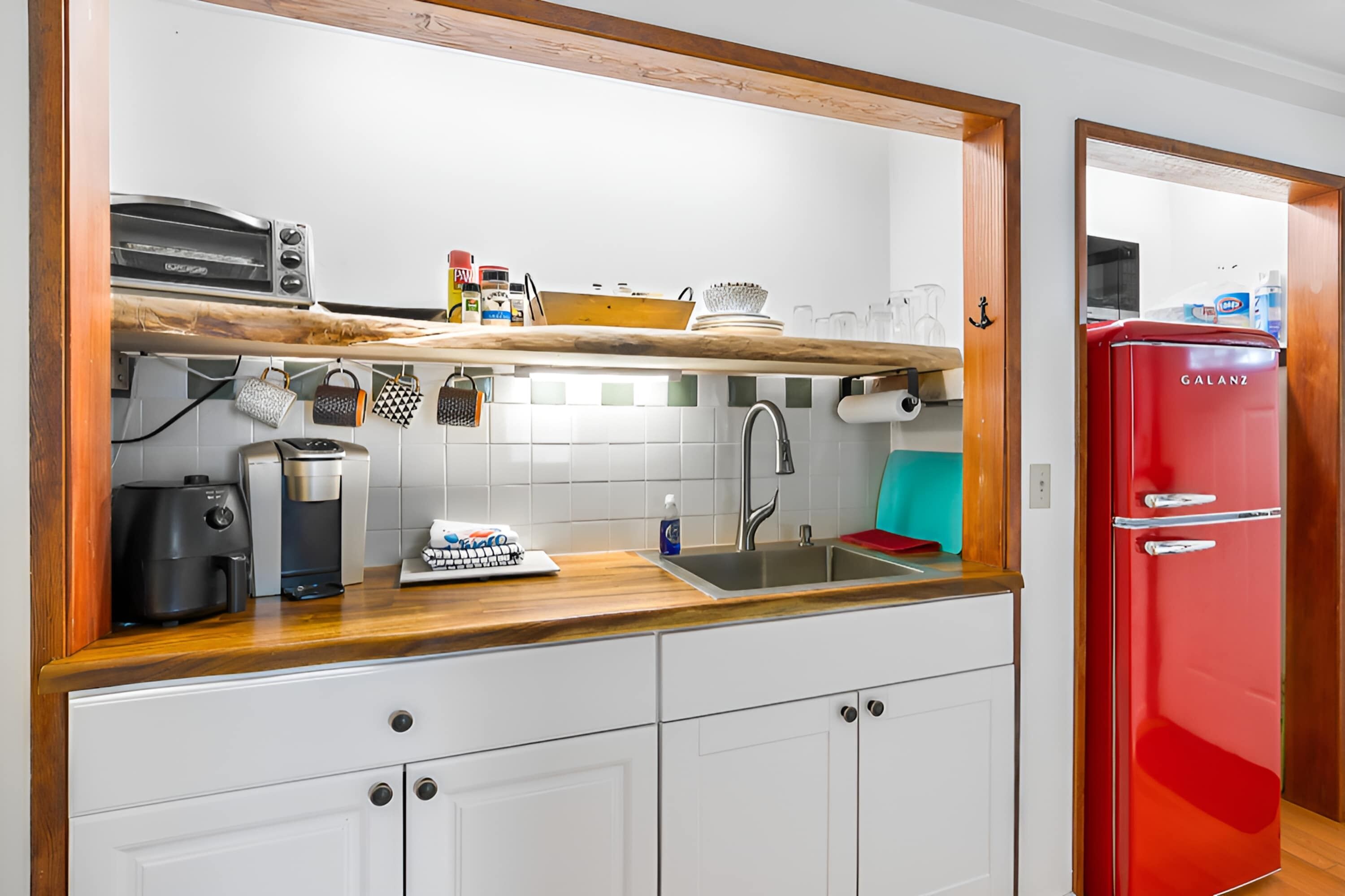 Wasserkocher mit Kaffee-/Teezubehör, Kühlschrank, Mikrowelle, Toaster