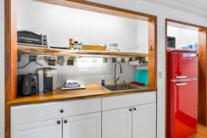 Kaffetrakter/tekoker, kjøleskap, mikrobølgeovn og brødrister
