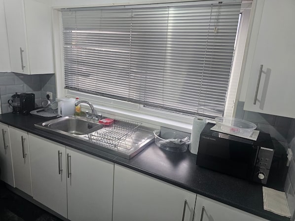 Geladeira, micro-ondas, fogão, cooktop