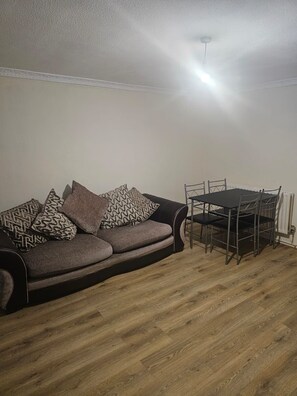 TV - Cozy London Apartment Near River Thames (London)