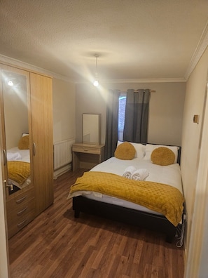 1 quarto, Wi-Fi de cortesia, roupa de cama