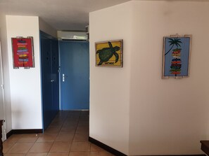 Interior - Studio with sea view, beaches, restricted pool access, bar restaurant, car rental (SAINTE ANNE)