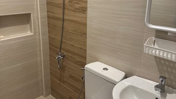 Regadera, bidet, toallas, jabón