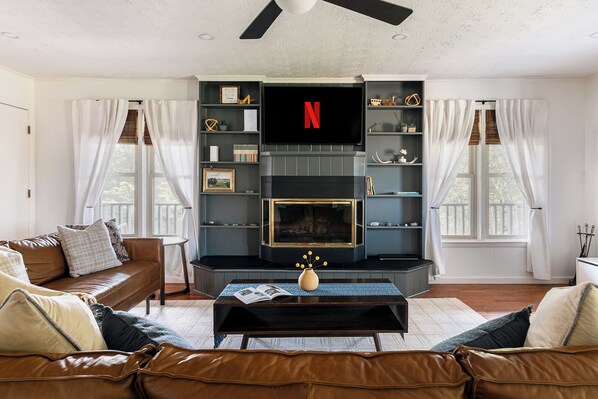 Televisión y chimenea 