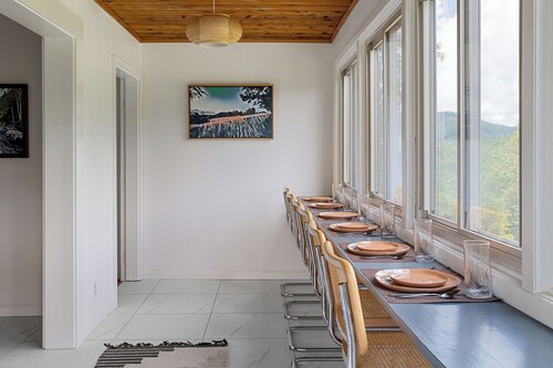 Mountain Views + River Access on 90 Acres ~6BR Retreat near Burnsville, NC