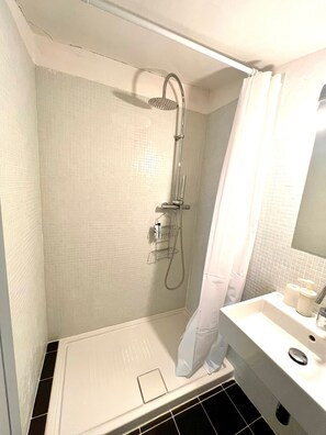 Superior Double Room | Bathroom | Shower, free toiletries, hair dryer, towels - Antico Sogno (Bosa)
