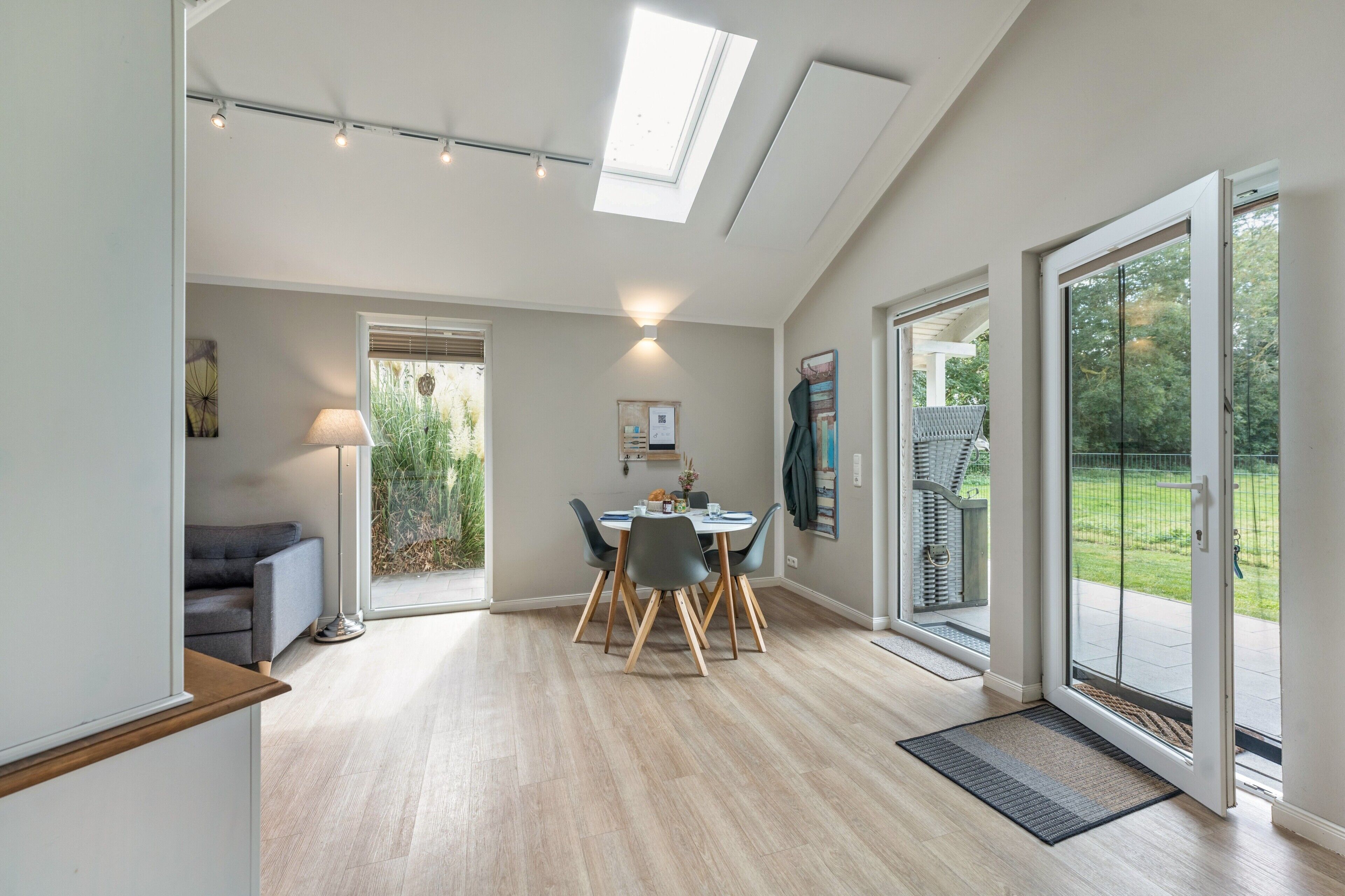 Un espace repas moderne comprenant une table, des chaises et une vue sur l’extérieur.