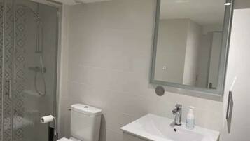 Een douche, een haardroger, handdoeken, zeep