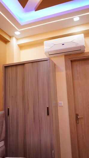 Luxury Double Room, Balcony | Blackout curtains, free WiFi