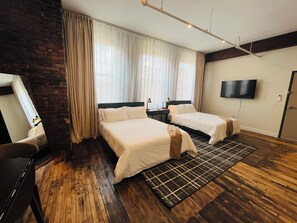 Tabla de planchar con plancha, wifi gratis y ropa de cama