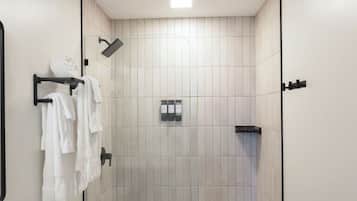 Un baño moderno con ducha, inodoro y lavamanos.