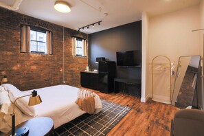 WiFi, bed sheets - Downtown Loft at 5/3 Field! (Toledo)