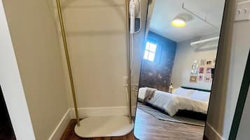 WiFi, bed sheets
