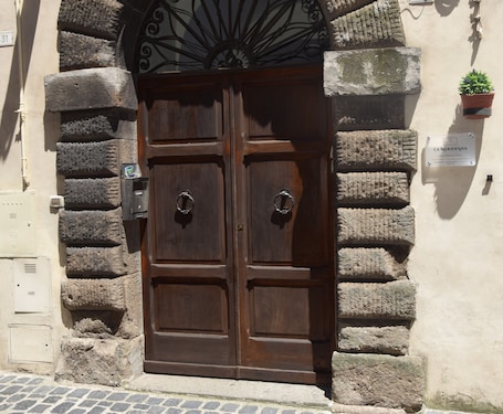 Detalle exterior. In the heart of Caprarola cozy apartment within walking distance of all services